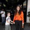Giovanna Antonelli chega acompanhada do filho Pietro, de 7 anos. A atriz prestigia o mardio, Leonardo Nogueira, um dos diretores de 'Flor do Caribe'