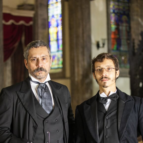 'Nos Tempos do Imperador': Nélio (João Pedro Zappa) se aproxima de Dolores (Daphne Bozaski), casada com seu patrão, Tonico (Alexandre Nero)