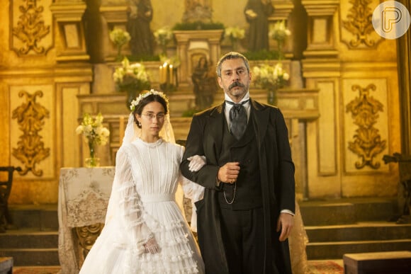 'Nos Tempos do Imperador': Dolores (Daphne Bozaski), casada com Tonico (Alexandre Nero), se desespera com a irmã, Pilar (Gabriela Medvedovski), que é baleada