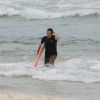 Murilo Benício não se importou com o tempo nublado e foi surfar em uma praia do Rio de Janeiro