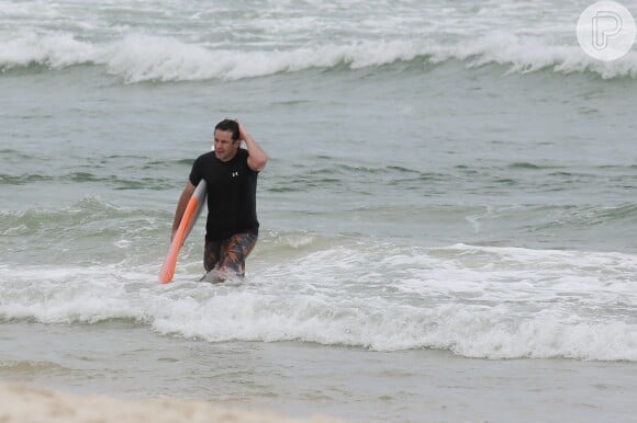 Murilo Benício não se importou com o tempo nublado e foi surfar em uma praia do Rio de Janeiro