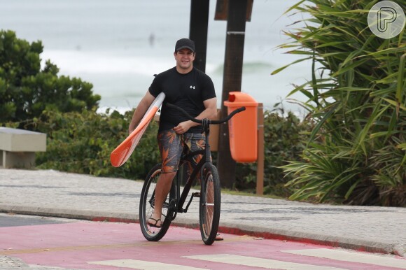 Murilo Benício segurou a prancha com uma mão e guiou a bicicleta com a outra
