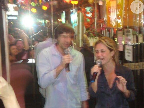 Adriana Esteves e Vladimir Brichta cantam Legião Urbana em karaokê