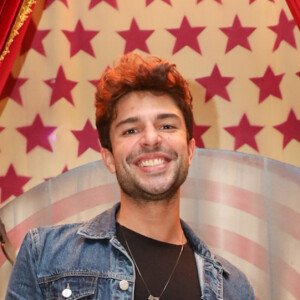 Thiago Arancam também esteve na estreia VIP do musical de Murilo Rosa, 'Barnum - O Rei do Show'