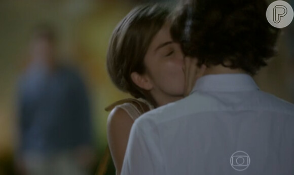 Bianca (Bruna Hamu) beija Henrique (Michel Joelsas) em 'Malhação'