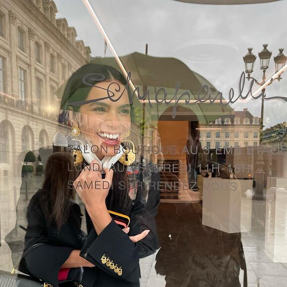Bruna Marquezine fez vários stories no salão da grife