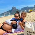 Nanda Costa e Lan Lanh levaram as filhas gêmeas que esperam para o primeiro mergulho no mar, em praia do Rio de Janeiro