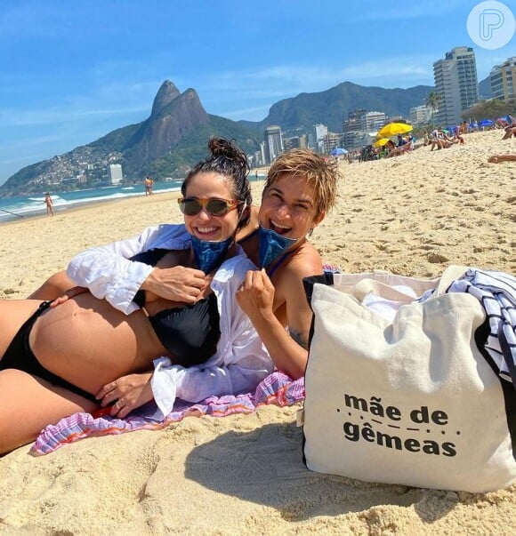 Nanda Costa e Lan Lanh levaram as filhas gêmeas que esperam para o primeiro mergulho no mar, em praia do Rio de Janeiro