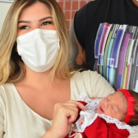 Lorena Improta mostra foto de reação no corpo às cólicas da filha com Leo Santana: 'Tensa'