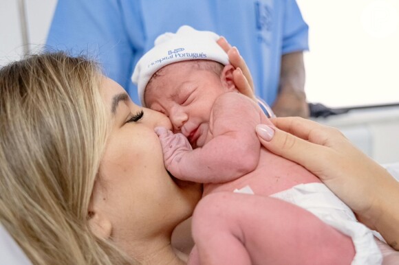 Lorena Improta surge em fotos com a filha, Liz, após parto