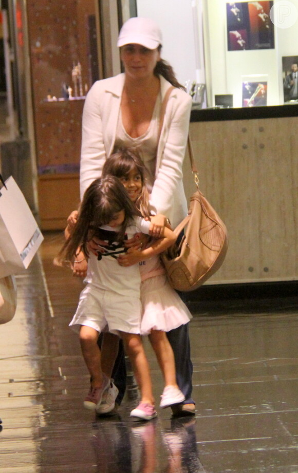 A atriz Giovanna Antonelli se divertiu muito e brincou com as filhas gêmeas, Antônia e Sofia, durante passeio em shopping