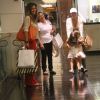 Giovanna Antonelli se diverte em shopping com as filhas gêmeas, Antônia e Sofia