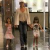 Giovanna Antonelli se diverte em shopping com as filhas gêmeas, Antônia e Sofia