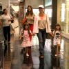 Giovanna Antonelli levou as filhas gêmeas, Antônia e Sofia, para passear em um shopping na Zona Sul do Rio de Janeiro