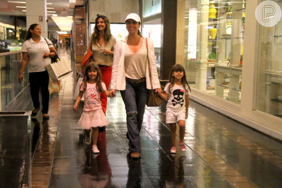 Giovanna Antonelli levou as filhas gêmeas, Antônia e Sofia, para passear em um shopping na Zona Sul do Rio de Janeiro