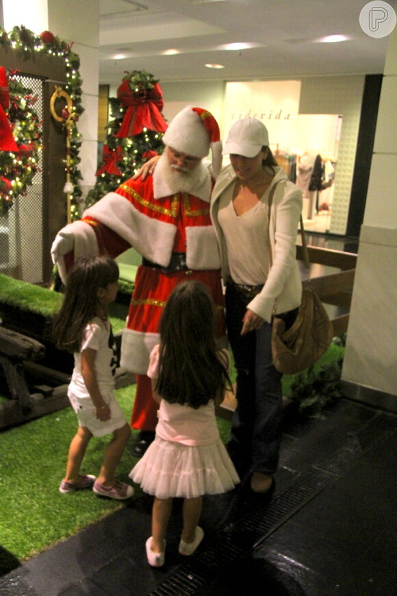 As filhas de Giovanna Antonelli, Antônia e Sofia, não se intimidaram e conversaram com o Papai Noel