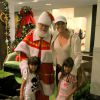 Junto com o Papai Noel, Giovanna Antonelli posou sorridente com as filhas gêmeas, Antônia e Sofia, para fotos