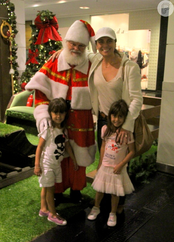 Junto com o Papai Noel, Giovanna Antonelli posou sorridente com as filhas gêmeas, Antônia e Sofia, para fotos