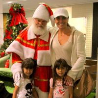 Giovanna Antonelli e as filhas gêmeas tiram fotos com Papai Noel em shopping