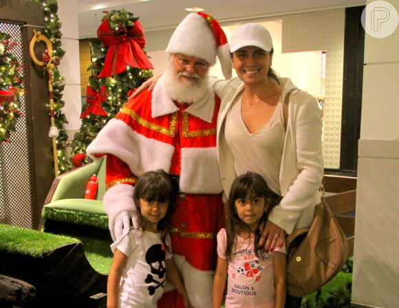 Giovanna Antonelli e as filhas gêmeas, Antônia e Sofia, posam com Papai Noel em shopping no Rio de Janeiro, nesta quarta-feira, 26 de novembro de 2014