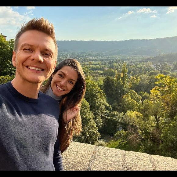 Michel Teló e Thais Fersoza aproveitam paisagens da França em viagem para comemorar bodas de casamento