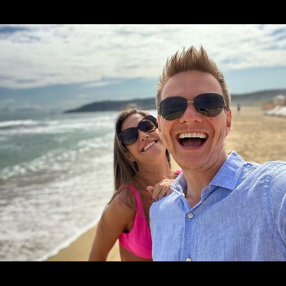 Michel Teló e Thais Fersoza curtiram praia na Riviera Francesa antes de chegarem ao destino final, em Paris