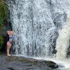 Larissa Manoela aproveitou para se refrescar na cachoeira
