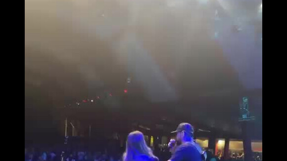 Biah Rodrigues sobe ao palco com o marido e explica que é o primeiro show da filha, Fernanda