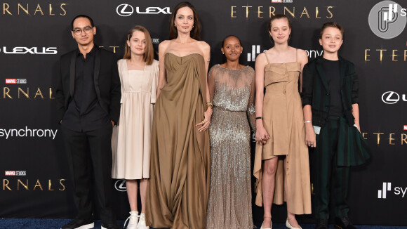 Angelina Jolie posou com 5 dos 6 filhos com Brad Pitt em pré-estreia