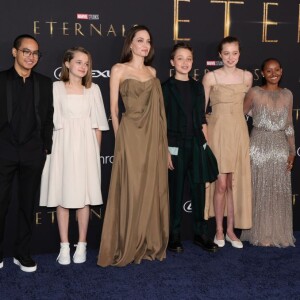 Angelina Jolie posou para fotos ao lado da família em lançamento de novo filme da Marvel