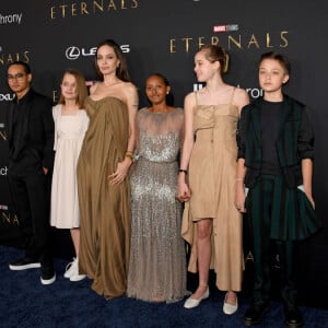 Zahara, filha de Angelina Jolie, usou o mesmo vestido com o qual a mãe compareceu à cerimônia do Oscar de 2014
