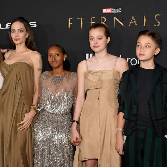 Angelina Jolie com os filhos na première de 'Eternos'