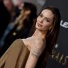 Angelina Jolie usou 'pulseira de queixo' em première de 'Eternos'