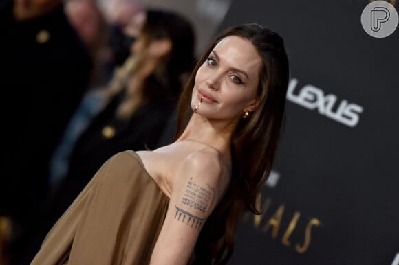 Angelina Jolie usou 'pulseira de queixo' em première de 'Eternos'