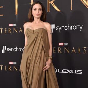 Angelina Jolie usou vestido Balmain em lançamento de novo filme da Marvel