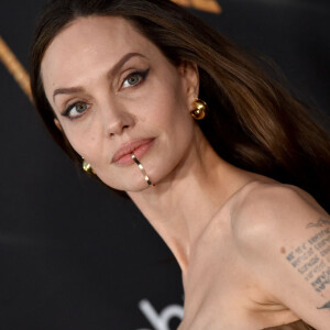 Angelina Jolie chamou atenção com 'pulseira de queixo' em lançamento de novo filme da Marvel