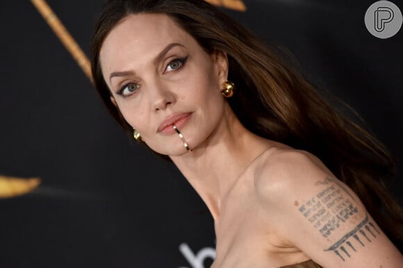 Angelina Jolie chamou atenção com 'pulseira de queixo' em lançamento de novo filme da Marvel