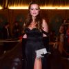 Marcela Mc Gowan usou vestido longo com fenda e luvas pretas em aniversário de Flay