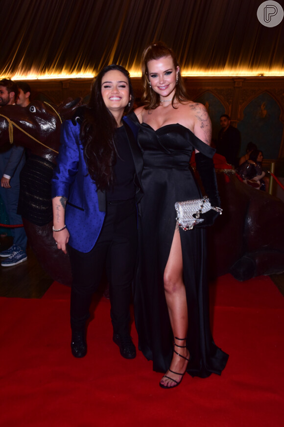 Marcela Mc Gowan posou com a cantora Luiza no tapete vermelho da festa de Flay