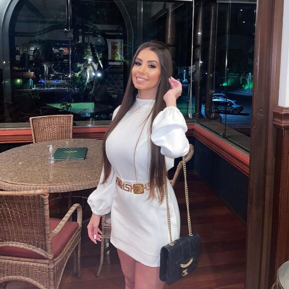 Maria Lina costuma usar branco e é frequentadora de restaurantes