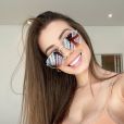 Maria Lina tira selfie usando óculos escuros