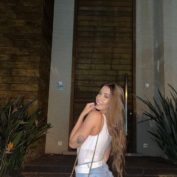 Maria Lina posa de calça jeans e blusa branca