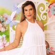 Lorena Improta apostou em um look branco para festa de um mês da filha