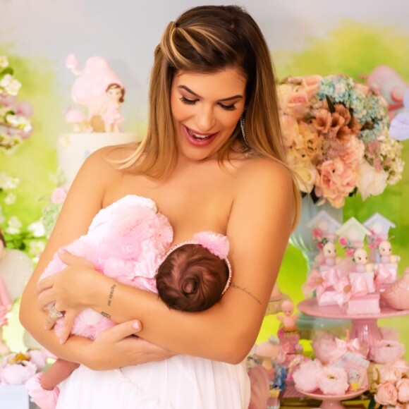 Lorena Improta mostrou Liz em seu colo mamando