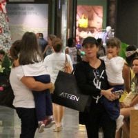 Sem maquiagem, Giovanna Antonelli vai às compras com as filhas gêmeas no Rio