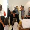 Giovanna Antonelli leva as filhas gêmeas, Antônia e Sofia, de 4 anos, ao shopping Rio Design Barra, na Zona Oeste do Rio de Janeiro