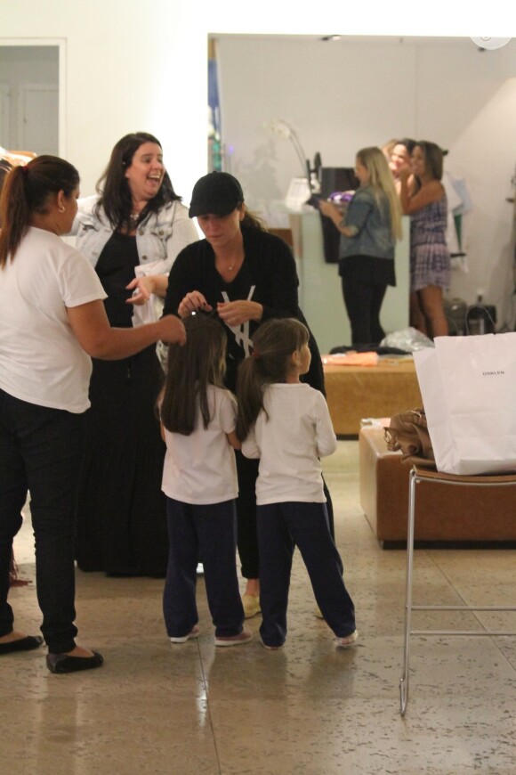 Giovanna Antonelli foi clicada com as filhas gêmeas, Antônia e Sofia, de 4 anos, no shopping Rio Design Barra, no Rio de Janeiro