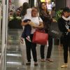 Giovanna Antonelli leva as filhas gêmeas, Antônia e Sofia, de 4 anos, ao shopping Rio Design Barra, na Zona Oeste do Rio de Janeiro, acopmanhada da amiga Christiane Alves e de uma babá