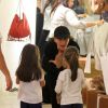 Giovanna Antonelli leva as filhas gêmeas, Antônia e Sofia, de 4 anos, ao shopping Rio Design Barra, na Zona Oeste do Rio de Janeiro