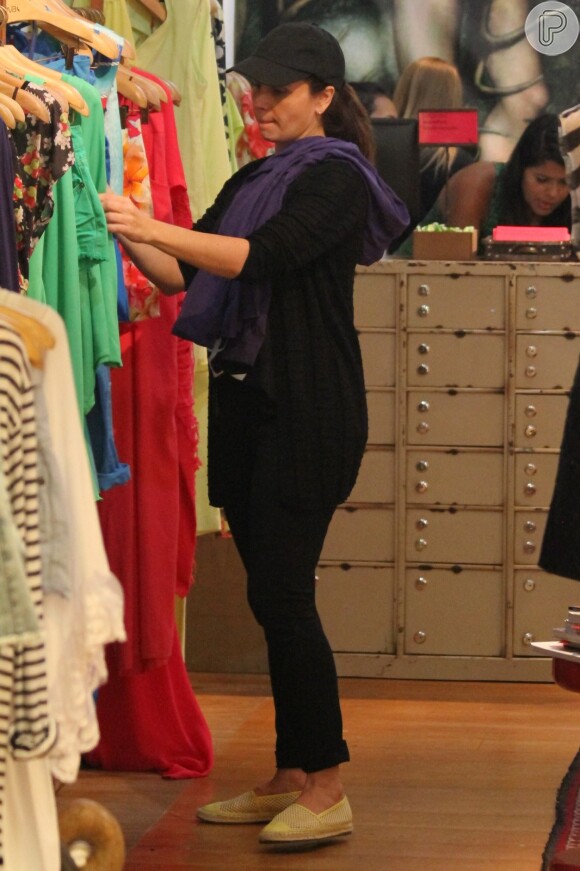 Giovanna Antonelli faz compras em um shopping no Rio de Janeirio, nesta quinta-feira, 27 de novembro de 2014